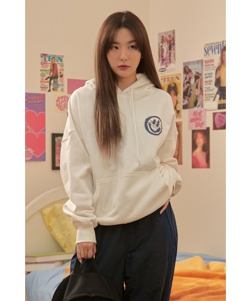 ISTKUNST(イストクンスト)の「【ISTKUNST】LOGO & SMILEY HOODIE / イストクンスト ロゴ アンド スマイリー フーディー(パーカー・レディース・ホワイト/ライトグレー/グレー・MEDIUM/LARGE/SMALL/X-LARGE)」の3枚目の写真