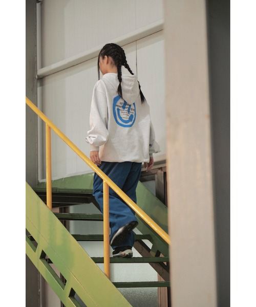 ISTKUNST(イストクンスト)の「【ISTKUNST】LOGO & SMILEY HOODIE / イストクンスト ロゴ アンド スマイリー フーディー(パーカー・レディース・ホワイト/ライトグレー/グレー・MEDIUM/LARGE/SMALL/X-LARGE)」の15枚目の写真