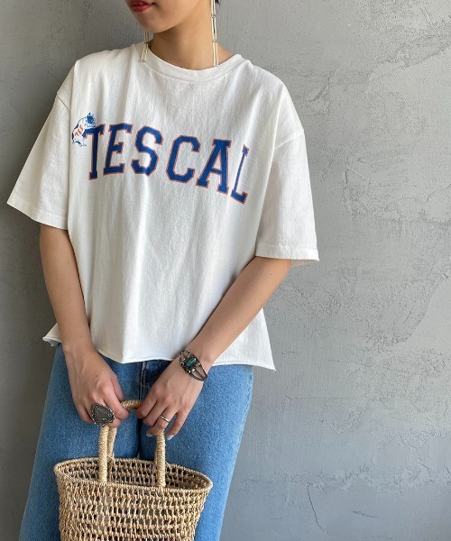 The Endless Summer（エンドレスサマー）の「[THE ENDLESS SUMMER/エンドレスサマー] 別注 カレッジプリント カットオフTシャツ（Tシャツ/カットソー・レディース・サックスブルー/オレンジ/イエロー/ホワイト・S）」の2枚目の写真