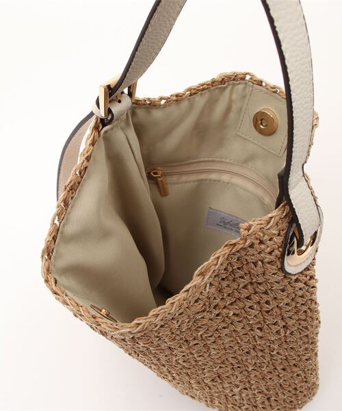 natural couture（ナチュラルクチュール）の「ベルトハンドル手編みミニバッグ（ショルダーバッグ・レディース・ブラック/アイボリー・FREE）」の5枚目の写真