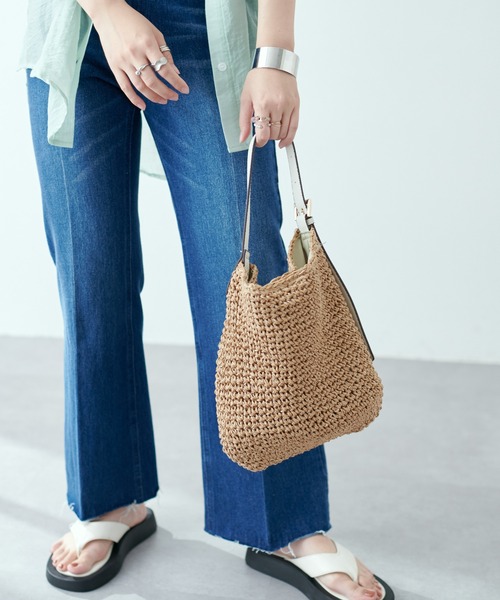 natural couture（ナチュラルクチュール）の「ベルトハンドル手編みミニバッグ（ショルダーバッグ・レディース・ブラック/アイボリー・FREE）」の2枚目の写真