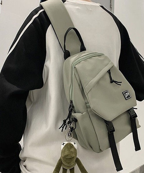 gossip！ロサンゼルス（ゴシップロサンゼルス）の「ダブル ベルト フラップ カジュアル リュック（ボディバッグ/ウエストポーチ・レディース・ホワイト/ブラック/ライトグリーン・FREE）」の8枚目の写真