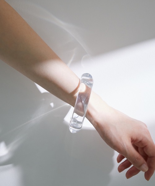 VIS（ビス）の「アクリルバングル（バングル/リストバンド・レディース・ベージュ/その他・FREE）」の2枚目の写真