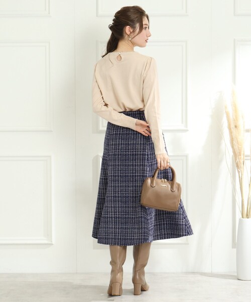 couture brooch(クチュールブローチ)の「◆【新色追加!9色展開/1枚でスタイルが決まる、キレイめニット】フェイクパールネックニット(ニット/セーター・レディース・ベビーピンク/ライトパープル/ブラック/アイボリー/オフホワイト/ネイビー/サックスブルー/ピンク系その他/ライトグリーン・42/34/38)」の18枚目の写真