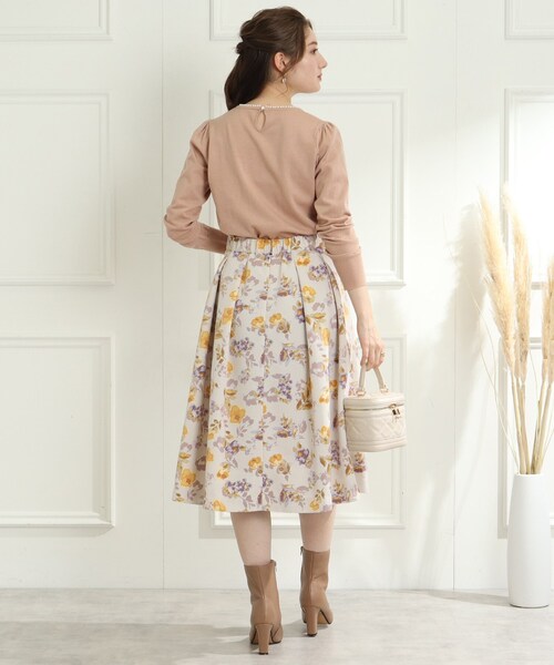 couture brooch(クチュールブローチ)の「◆【新色追加!9色展開/1枚でスタイルが決まる、キレイめニット】フェイクパールネックニット(ニット/セーター・レディース・ベビーピンク/ライトパープル/ブラック/アイボリー/オフホワイト/ネイビー/サックスブルー/ピンク系その他/ライトグリーン・42/34/38)」の10枚目の写真