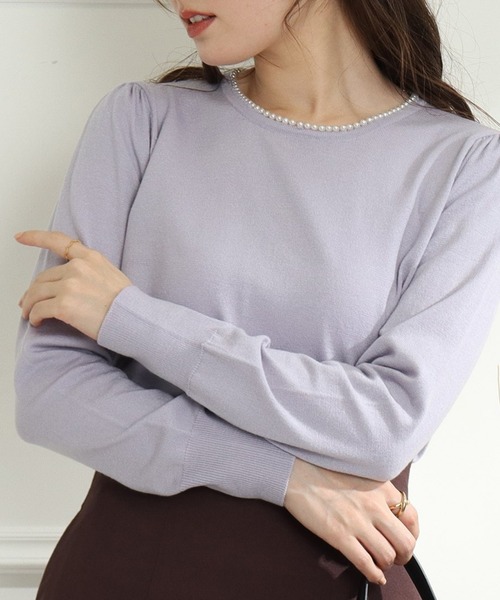 couture brooch(クチュールブローチ)の「◆【新色追加!9色展開/1枚でスタイルが決まる、キレイめニット】フェイクパールネックニット(ニット/セーター・レディース・ベビーピンク/ライトパープル/ブラック/アイボリー/オフホワイト/ネイビー/サックスブルー/ピンク系その他/ライトグリーン・42/34/38)」の7枚目の写真