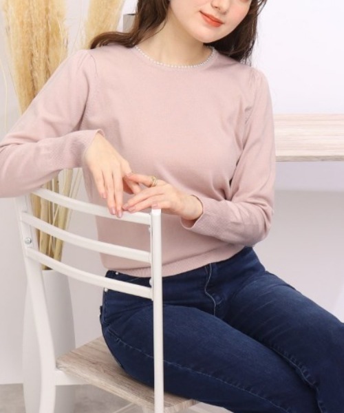 couture brooch(クチュールブローチ)の「◆【新色追加!9色展開/1枚でスタイルが決まる、キレイめニット】フェイクパールネックニット(ニット/セーター・レディース・ベビーピンク/ライトパープル/ブラック/アイボリー/オフホワイト/ネイビー/サックスブルー/ピンク系その他/ライトグリーン・42/34/38)」の9枚目の写真