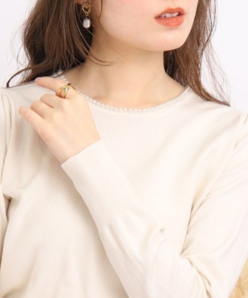 couture brooch(クチュールブローチ)の「◆【新色追加!9色展開/1枚でスタイルが決まる、キレイめニット】フェイクパールネックニット(ニット/セーター・レディース・ベビーピンク/ライトパープル/ブラック/アイボリー/オフホワイト/ネイビー/サックスブルー/ピンク系その他/ライトグリーン・42/34/38)」の2枚目の写真