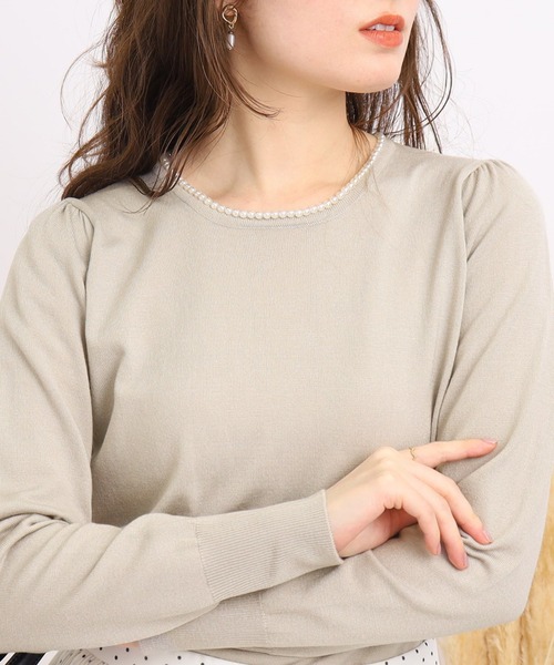 couture brooch(クチュールブローチ)の「◆【新色追加!9色展開/1枚でスタイルが決まる、キレイめニット】フェイクパールネックニット(ニット/セーター・レディース・ベビーピンク/ライトパープル/ブラック/アイボリー/オフホワイト/ネイビー/サックスブルー/ピンク系その他/ライトグリーン・42/34/38)」の5枚目の写真