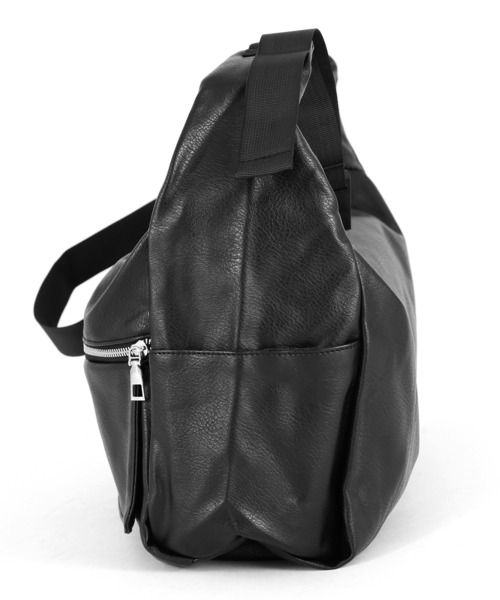 Figments（フィグメンツ）の「合皮ジップショルダーバッグ（ショルダーバッグ・レディース・ブラック・FREE）」の4枚目の写真
