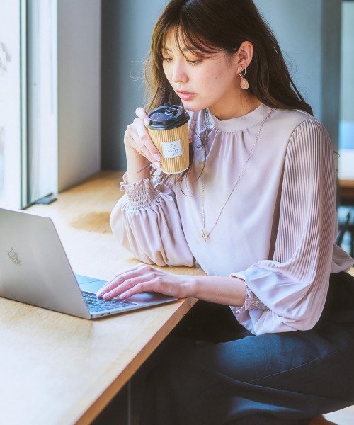 7days Life Styling（セブンデイズライフスタイリング）の「袖プリーツスタンドカラーブラウス（シャツ/ブラウス・レディース・オフホワイト/ブラック/ピンクベージュ/ブルーグレー・L/LL/S/M）」の17枚目の写真