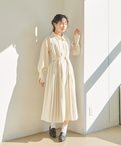 idem(イデム)の「pleats nuance onepiece/ベルト付プリーツワンピース(ワンピース・レディース・ブルー/ブラック/アイボリー・FREE)」の17枚目の写真