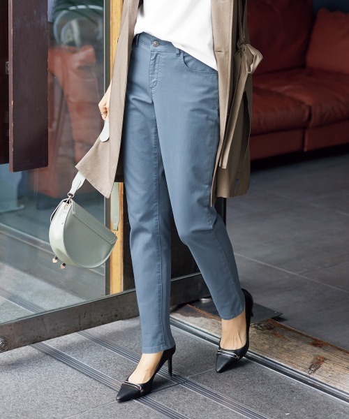 nissen（ニッセン）の「ゆるフィットスキニーパンツ（股下70ｃｍ）（チノパンツ・レディース・カーキ/ブラック/ネイビー系1/モカ/オフホワイト/ベージュ/ライトベージュ/ネイビー系2/ブルーグレー/バーガンディー・L/S/LL/M/3L）」の3枚目の写真