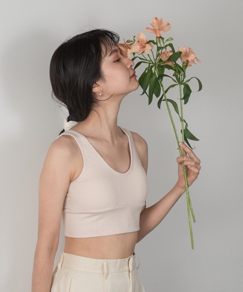 Amiur（エミレ）の「relax fit bra top（タンクトップ・レディース・ブラック/ベージュ/アイボリー・FREE）」の2枚目の写真