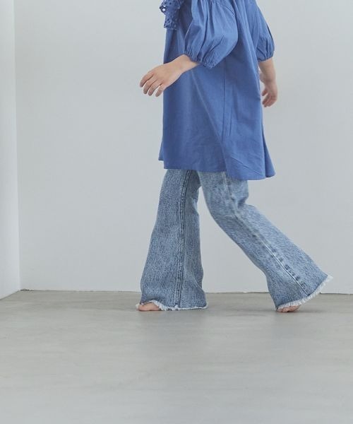 LOWRYS FARM（ローリーズファーム）の「デニムフレアパンツ　904952（デニムパンツ・キッズ・ワンウォッシュ/ケミカルウォッシュ・110cm/120cm/130cm/140cm/150cm）」の2枚目の写真