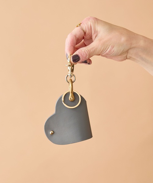 HASHIBAMI（ハシバミ）の「【HASHIBAMI】ハート型 スマートキーリング（キーケース/キーアクセサリー・レディース・ブラック/ブラウン/マジェンタ/ホワイト/レッド/パープル/ライトオレンジ系/ライトグリーン系/ベージュ/ローズ系/ナチュラル/チャコールグレー/ダークグリーン/イエロー系その他2/ライトブルー/プラム/ブルー/エメラルド/ダークブラウン/ネイビー/マルーン/オリーブ/サックスブルー/ミント・FREE）」の4枚目の写真