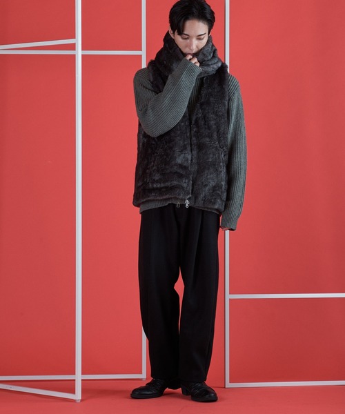 NO ID.（ノーアイディ）の「【NO ID.】Fake Fur Twist Snood / フェイク ファー ツイスト スヌード（ストール/ショール・メンズ・ダークグレー/ブラック/ライトグレー/ホワイト/ベージュ・ONE SIZE）」の7枚目の写真