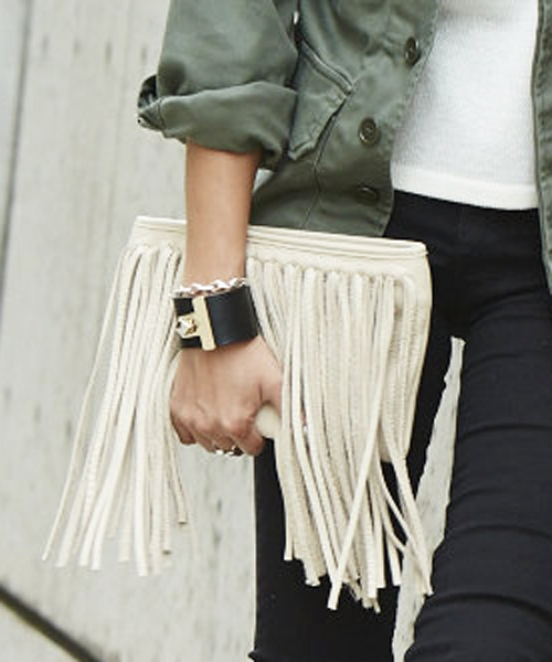 Jewel Changes（ジュエルチェンジズ）の「Posse ﾌﾘﾝｼﾞ ﾁｪｰﾝ ｸﾗｯﾁ（クラッチバッグ・レディース・オフホワイト/ブラック/ゴールド・フリー）」の2枚目の写真