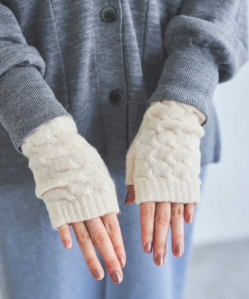 le.coeur blanc（ルクールブラン）の「WILLIAM BRUNTON カシミヤグローブ（手袋・レディース・ベージュ/ライトグレー/アイボリー・FREE）」の6枚目の写真