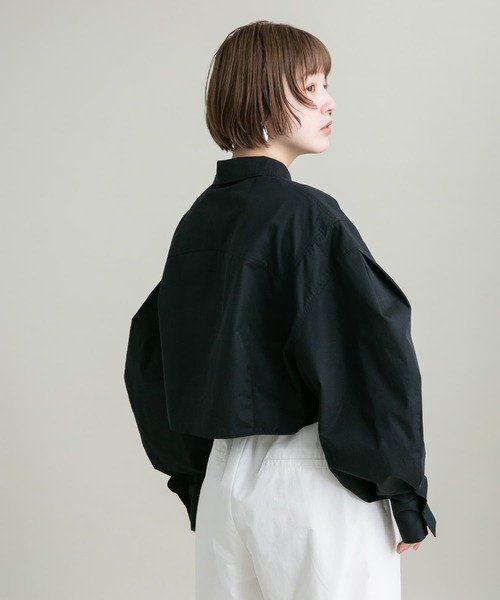 KBF(ケイビーエフ)の「ボリュームスリーブクロップドシャツ(シャツ/ブラウス・レディース・ピンク系その他/オフホワイト/ブラック・ONE)」の3枚目の写真