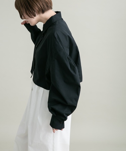 KBF(ケイビーエフ)の「ボリュームスリーブクロップドシャツ(シャツ/ブラウス・レディース・ピンク系その他/オフホワイト/ブラック・ONE)」の12枚目の写真