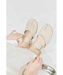 un/neu（アンノイ）の「足袋ベルトフラットミュール / タビサンダル（サンダル・S）」