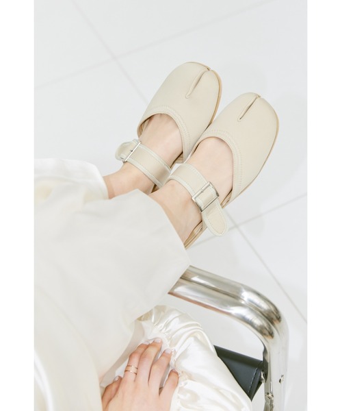 un/neu(アンノイ)の「足袋ベルトフラットミュール / タビサンダル(サンダル・レディース・ブラック/ベージュ/レッド/モカ・L/M/S/LARGE/MEDIUM/SMALL)」の21枚目の写真