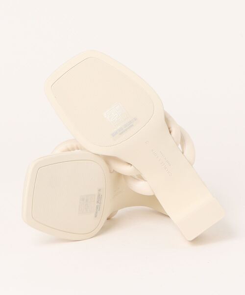 CHARLES & KEITH(チャールズ & キース)の「Toni トニー パッフィーストラップトングサンダル(サンダル・レディース・ブラック系その他2/オフホワイト/オレンジ・25cm/24.5cm/23.5cm/23cm/22.5cm)」の6枚目の写真