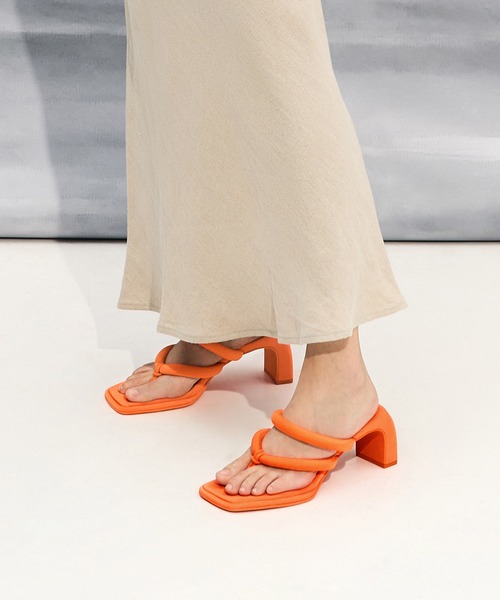 CHARLES & KEITH(チャールズ & キース)の「Toni トニー パッフィーストラップトングサンダル(サンダル・レディース・ブラック系その他2/オフホワイト/オレンジ・25cm/24.5cm/23.5cm/23cm/22.5cm)」の2枚目の写真