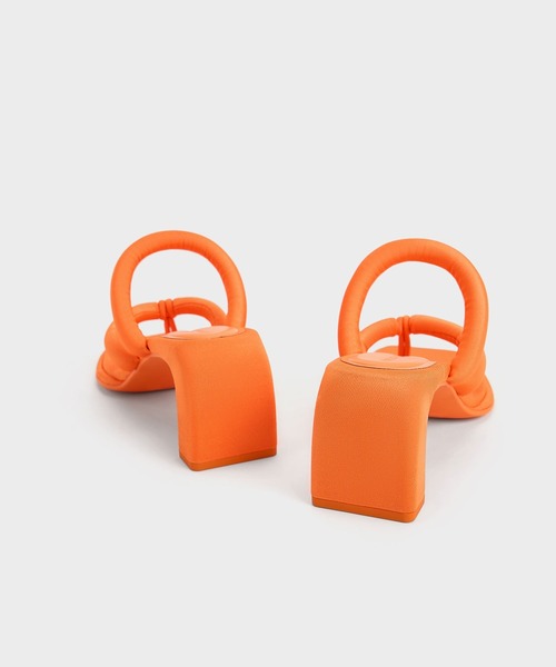 CHARLES & KEITH(チャールズ & キース)の「Toni トニー パッフィーストラップトングサンダル(サンダル・レディース・ブラック系その他2/オフホワイト/オレンジ・25cm/24.5cm/23.5cm/23cm/22.5cm)」の9枚目の写真