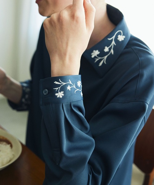 LAKOLE（ラコレ）の「フラワー刺繍長袖シャツ / 106851（シャツ/ブラウス・メンズ・ブルー/ホワイト/ブラック・X-LARGE/LARGE/MEDIUM）」の3枚目の写真