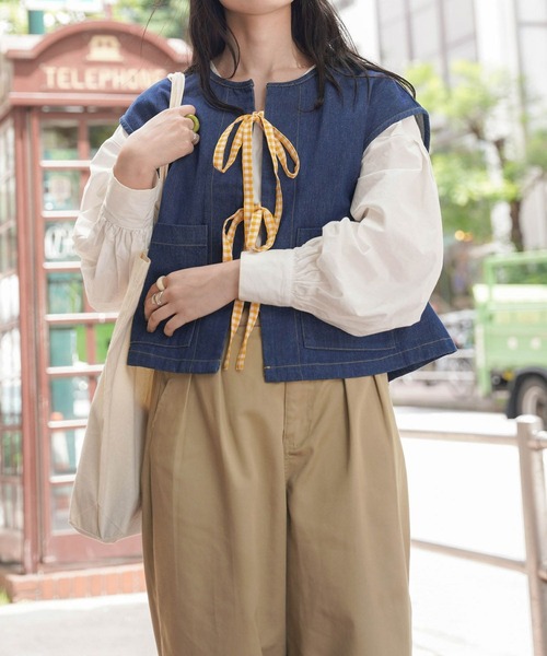mimi toujours(ミミトゥジュール)の「チェック リボン デニム ベスト mimi toujours×しお(ベスト・レディース・ブルー・M)」の1枚目の写真