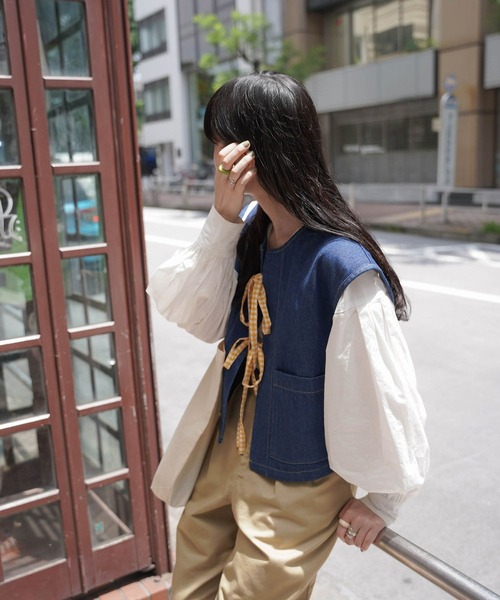 mimi toujours(ミミトゥジュール)の「チェック リボン デニム ベスト mimi toujours×しお(ベスト・レディース・ブルー・M)」の4枚目の写真