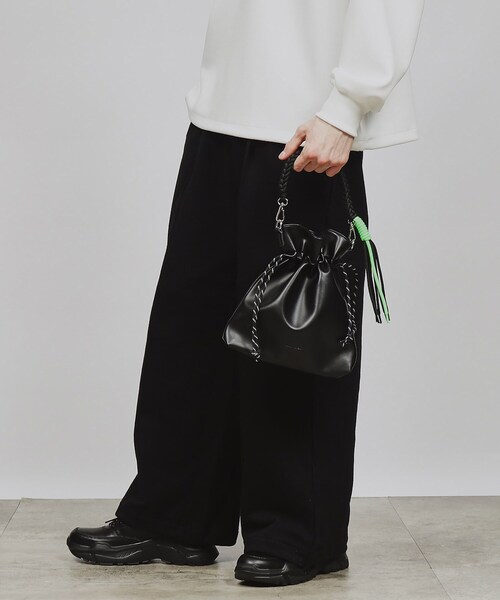 tk.TAKEO KIKUCHI(ティーケータケオキクチ)の「◆ADAMPATEK 別注 アソート巾着ショルダーバッグ(ショルダーバッグ・メンズ・ブラック系/ブラック/ブラック系3/アイボリー系1/ブラック系1/ホワイト系4・00)」の7枚目の写真