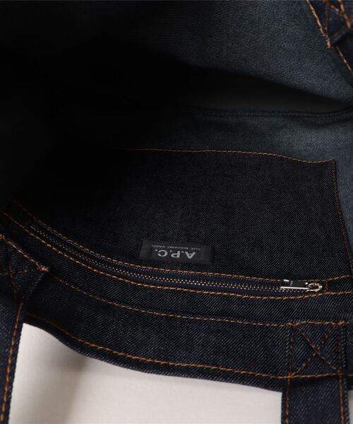 A.P.C.（アーペーセー）の「TOTE AXEL  24A（トートバッグ・メンズ・ブラウン系その他/ネイビー・ONESIZE）」の4枚目の写真