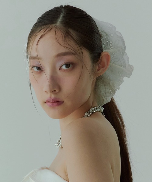 EIMY ISTOIRE（エイミーイストワール）の「エンブロイダリーフラワーシュシュ（シュシュ・レディース・ホワイト/ブラック・F）」の9枚目の写真