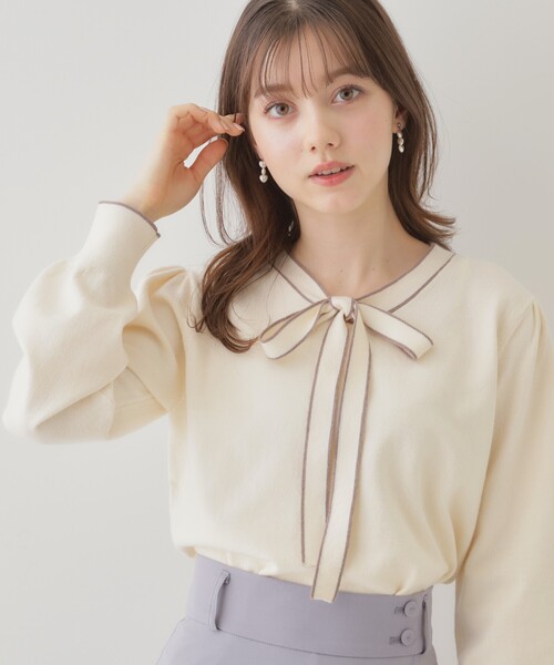 couture brooch(クチュールブローチ)の「【レディライクな華奢見せニット】配色ラインリボンタイニット(ニット/セーター・レディース・アイボリー/サンドベージュ/ブラック・38/42)」の1枚目の写真