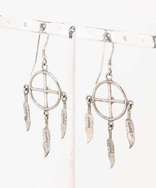 Indian Jewelry(インディアンジュエリー)の「THEATER シアターセレクト クロスデザイン3フェザードロップフックピアス Made in USA(ピアス(両耳用)・メンズ・シルバー・FREE)」の6枚目の写真
