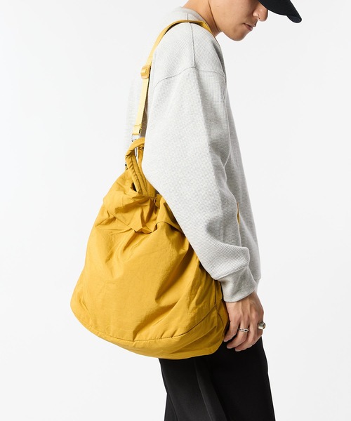 meltum(メルタム)の「【ZOZO限定】2WAY NYLON TOTE SHOULDER(ショルダーバッグ・メンズ・マスタード/オリーブ/ライトベージュ/ブラック・FREE)」の11枚目の写真