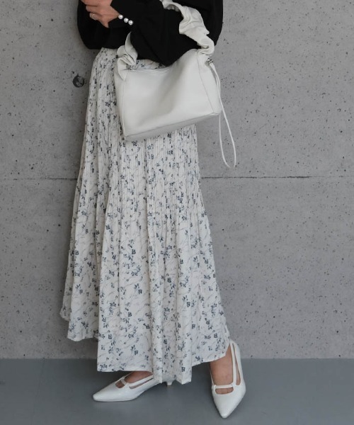 aquagarage(アクアガレージ)の「花柄消しプリーツスカート(スカート・レディース・ホワイト系その他/ホワイト系その他2/ブラック系その他2・M/L)」の1枚目の写真