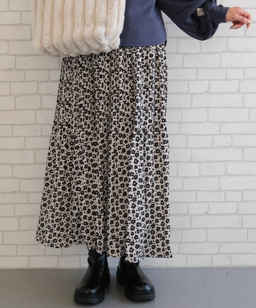 aquagarage(アクアガレージ)の「花柄消しプリーツスカート(スカート・レディース・ホワイト系その他/ホワイト系その他2/ブラック系その他2・M/L)」の2枚目の写真