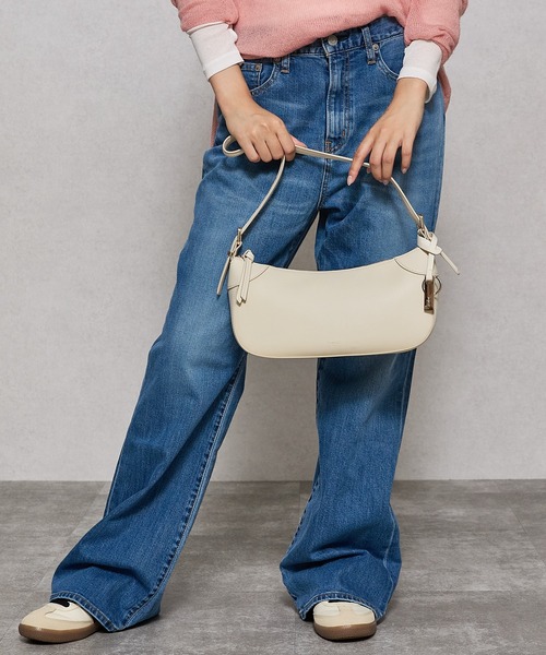 Ungrid(アングリッド)の「【Ungrid/アングリッド】シンプルスムース プレートチャーム付ワイドショルダーバッグ(ショルダーバッグ・レディース・ブルー/グレー/アイボリー/ブラック/イエロー/ダークベージュ/キャメル・FREE)」の2枚目の写真