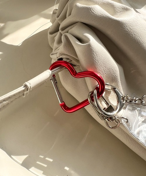 Me%(ミィパーセント)の「カラフルハートカラビナ 308673(キーホルダー・レディース・グレー/ブラック/レッド・FREE)」の3枚目の写真