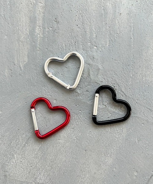Me%(ミィパーセント)の「カラフルハートカラビナ 308673(キーホルダー・レディース・グレー/ブラック/レッド・FREE)」の4枚目の写真