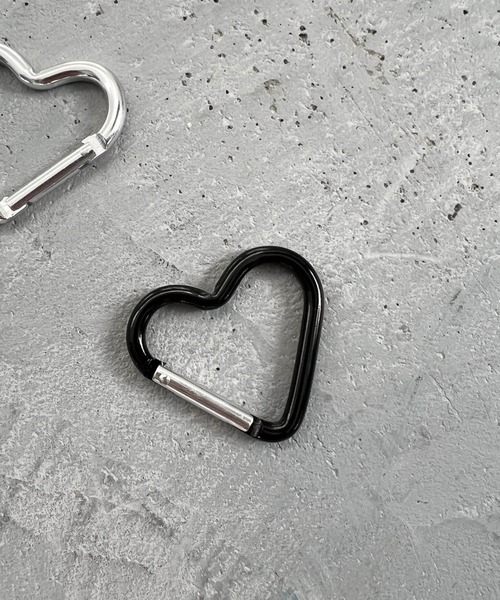 Me%(ミィパーセント)の「カラフルハートカラビナ 308673(キーホルダー・レディース・グレー/ブラック/レッド・FREE)」の6枚目の写真