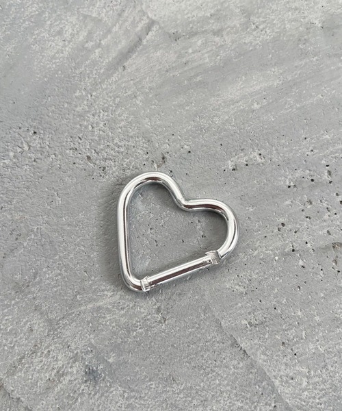 Me%(ミィパーセント)の「カラフルハートカラビナ 308673(キーホルダー・レディース・グレー/ブラック/レッド・FREE)」の7枚目の写真