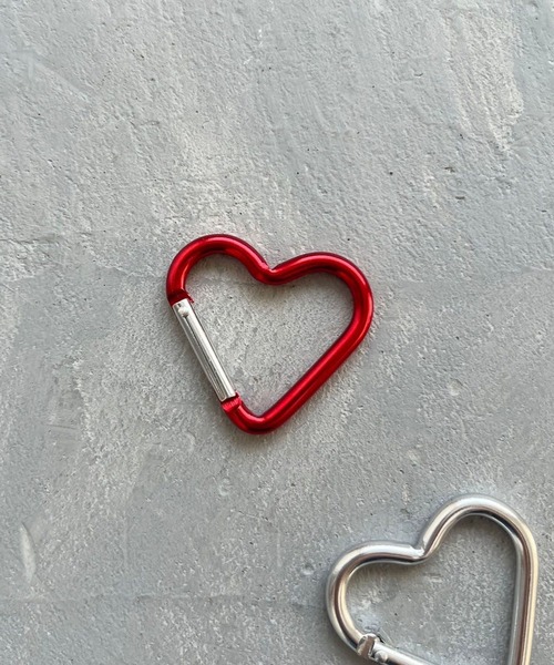 Me%(ミィパーセント)の「カラフルハートカラビナ 308673(キーホルダー・レディース・グレー/ブラック/レッド・FREE)」の8枚目の写真