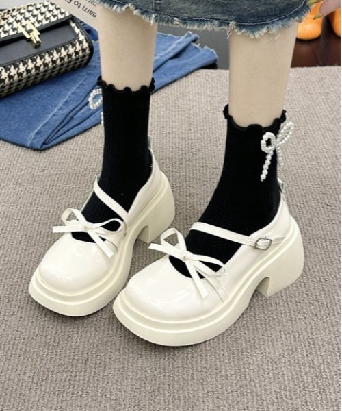 WEGO（ウィゴー）の「WEGO/厚底リボンエナメルメリージェーンシューズ/ローファー（ローファー・レディース・ホワイト/ブラック・LARGE/MEDIUM）」の2枚目の写真