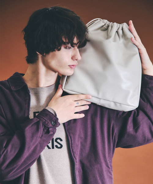 ABAHOUSE(アバハウス)の「【マルチウェイ】 フェイクレザー 巾着ナップサック / ショルダーバッグ / ユニセックス(バックパック/リュック・メンズ・ブラック/グレイッシュベージュ・フリー)」の1枚目の写真