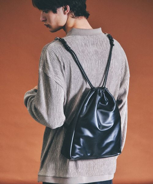 ABAHOUSE(アバハウス)の「【マルチウェイ】 フェイクレザー 巾着ナップサック / ショルダーバッグ / ユニセックス(バックパック/リュック・メンズ・ブラック/グレイッシュベージュ・フリー)」の2枚目の写真